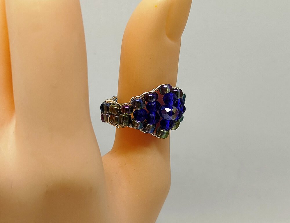 bague créée avec des perles à facettes bleues