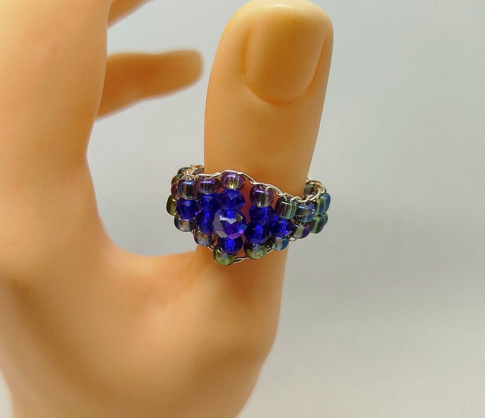 bague créée avec des perles à facettes bleues