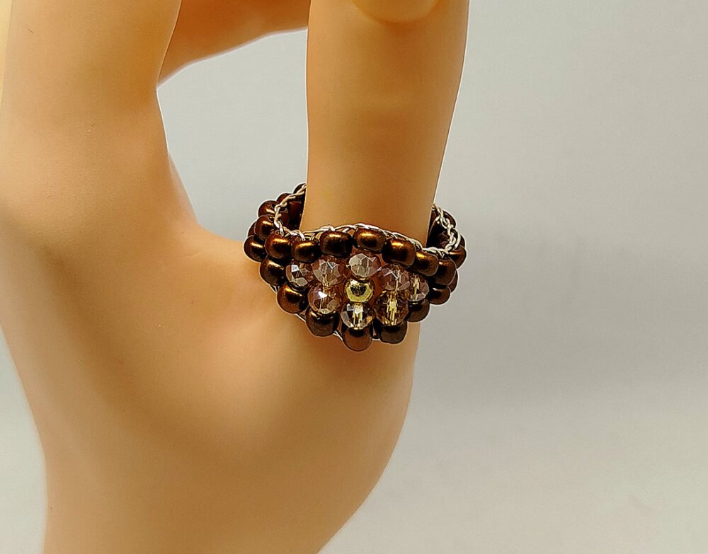 bague créée avec des perles à facettes marron et champagne