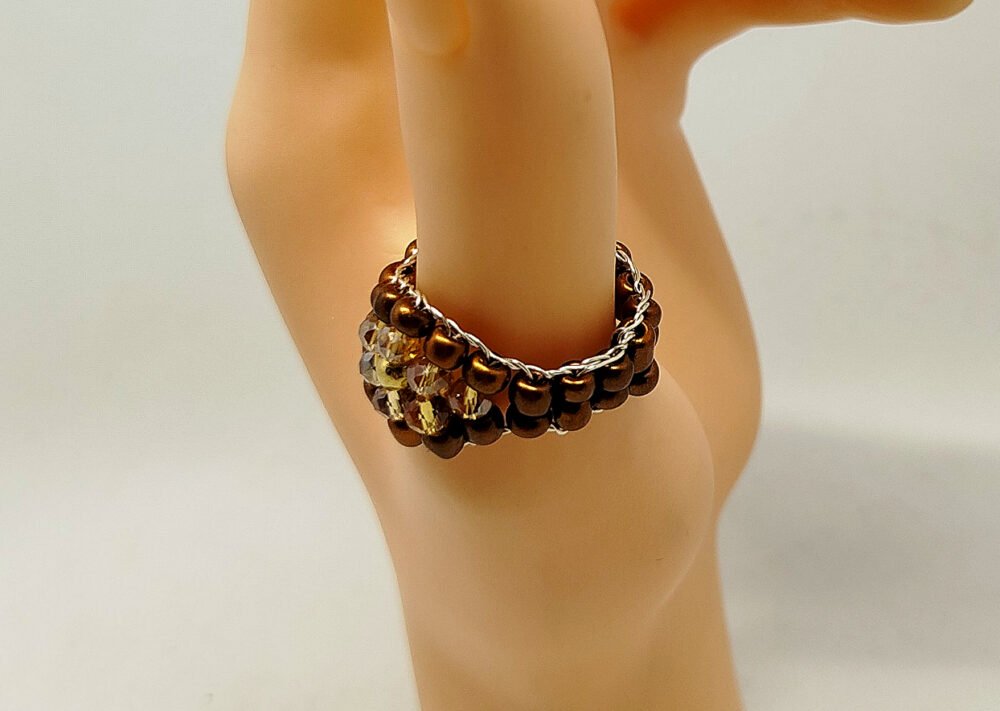 bague créée avec des perles à facettes marron et champagne