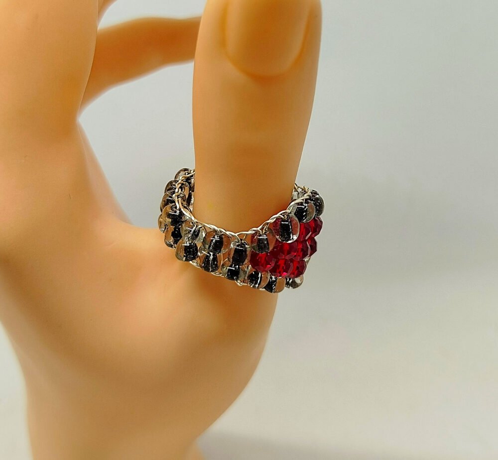 bague créée avec des perles à facettes rouges