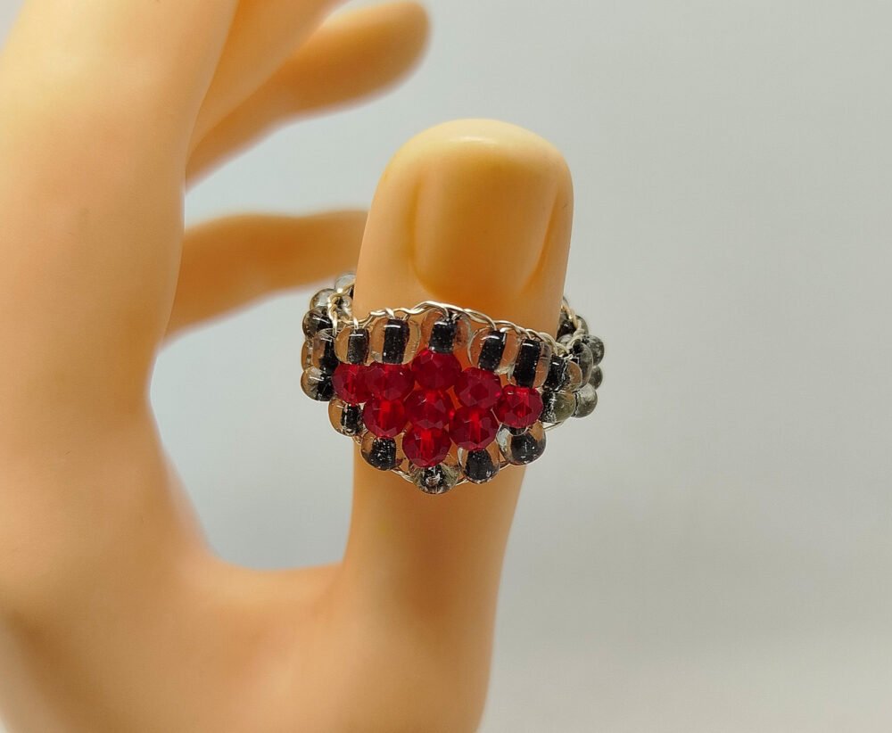 bague créée avec des perles à facettes rouges