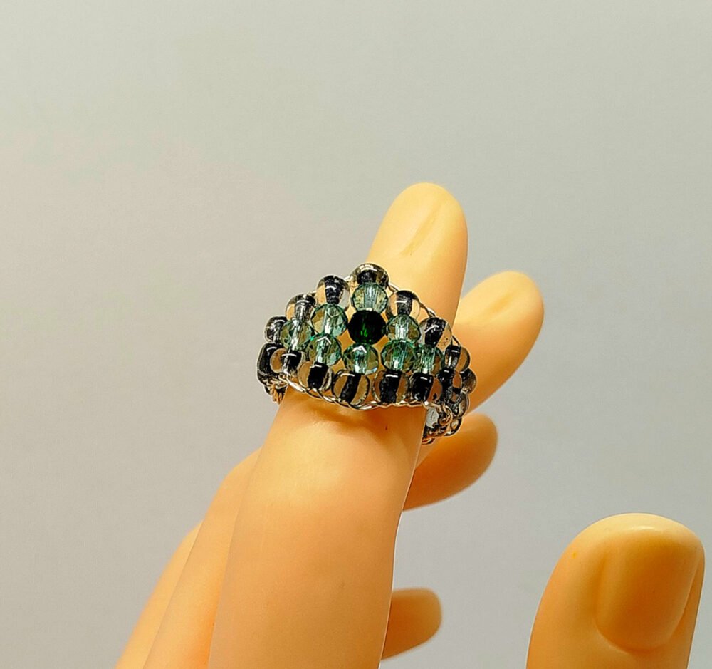 bague créée avec des perles à facettes verte-clair