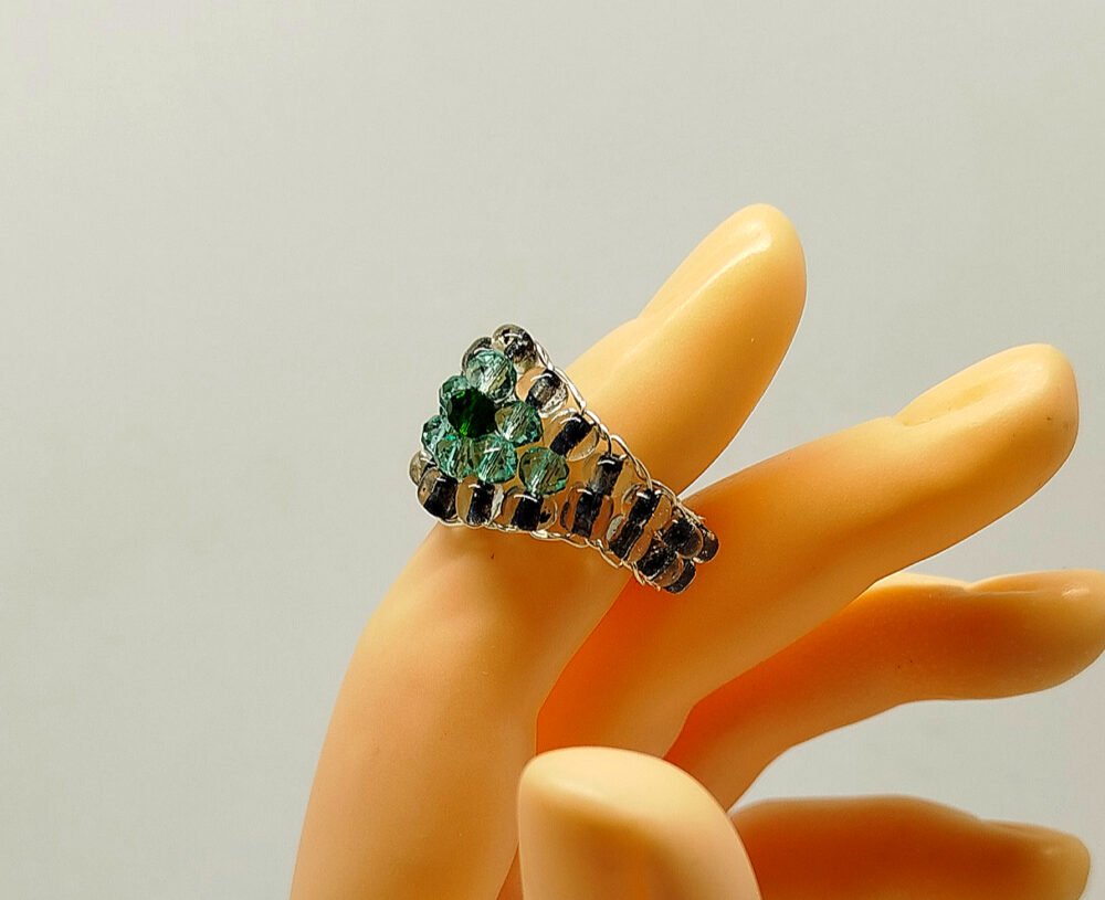 bague créée avec des perles à facettes verte-clair