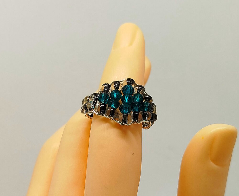 bague créée avec des perles à facettes verte-foncé