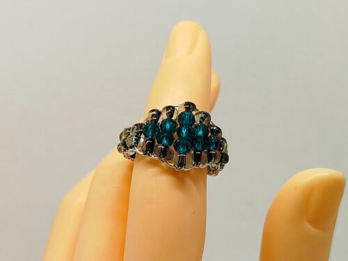 bague créée avec des perles à facettes verte-foncé