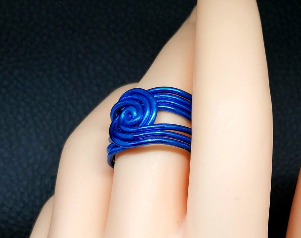 bague femme créé en fil aluminium bleu intense