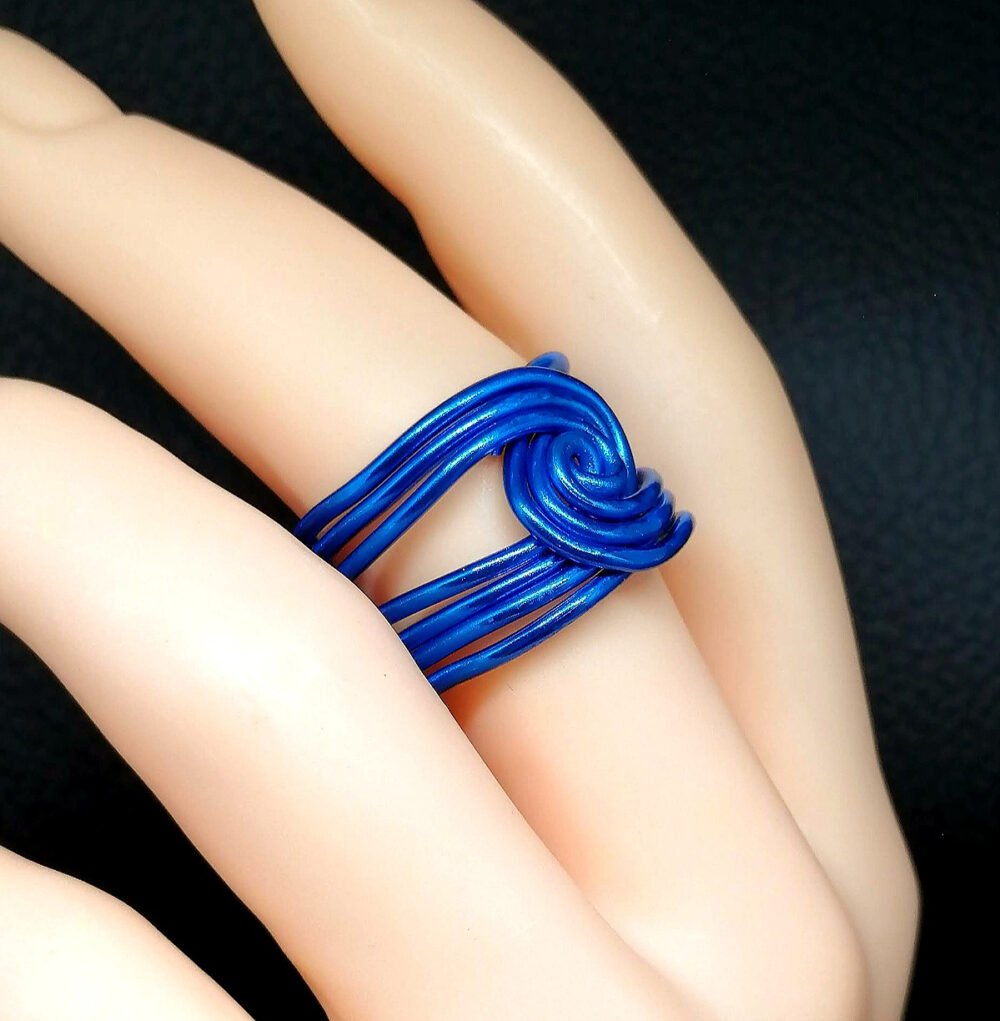 bague femme créé en fil aluminium bleu intense