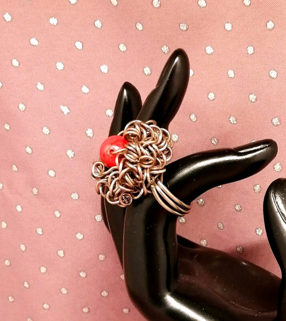 bague crée en fil aluminium marron grosse crinière et pierre naturelle howlite rouge au centre