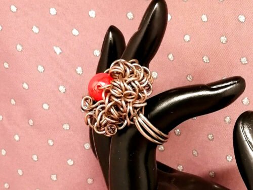 bague crée en fil aluminium marron grosse crinière et pierre naturelle howlite rouge au centre