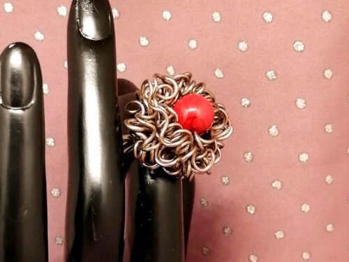 bague crazy crée en fil aluminium marron grosse crinière et pierre naturelle howlite rouge au centre