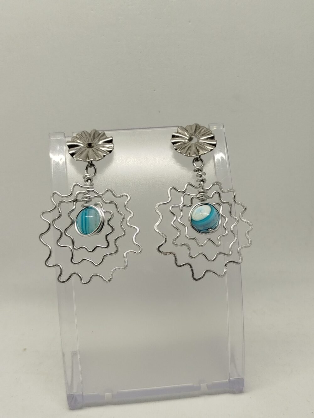 boucles d'oreilles en fil d'aluminium argenté et pierre agate à rayures au centre