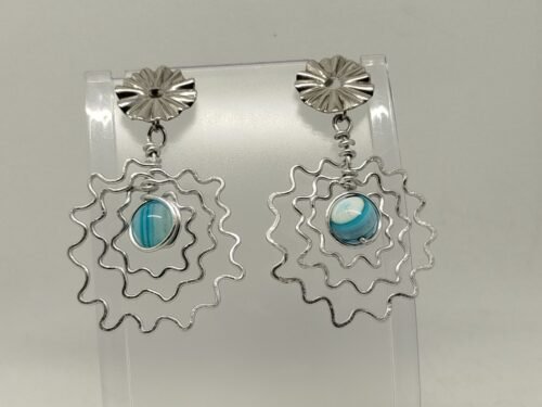 boucles d'oreilles en fil d'aluminium argenté et pierre agate à rayures au centre