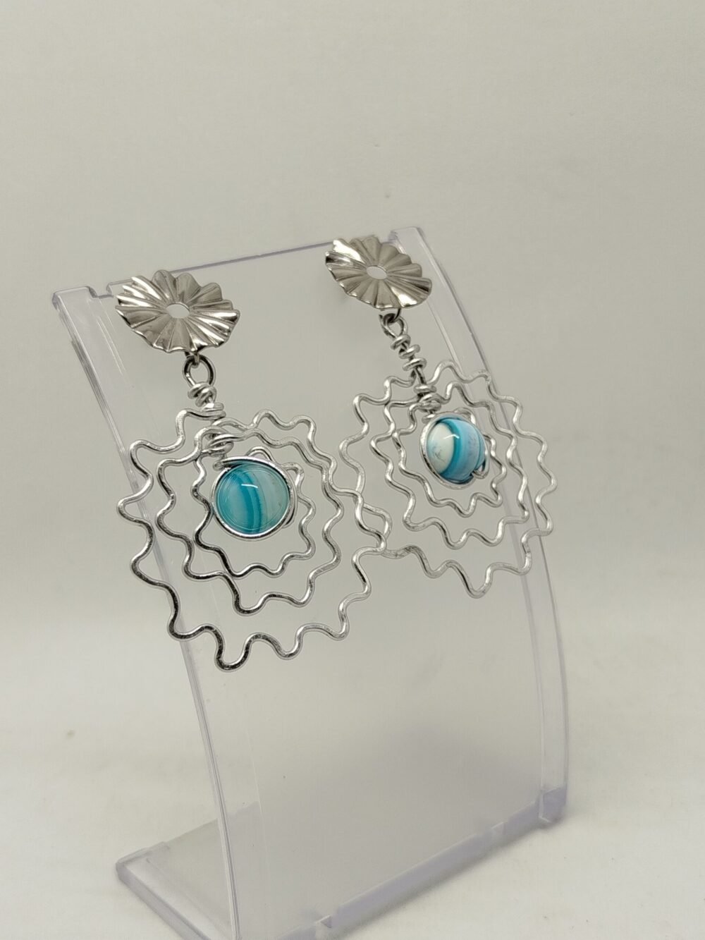 boucles d'oreilles en fil d'aluminium argenté et pierre agate à rayures au centre