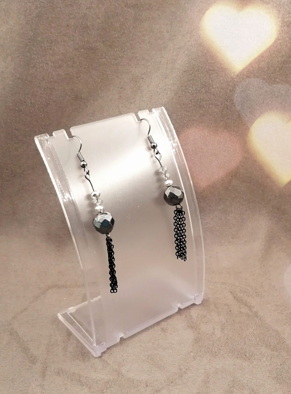 boucles d'oreilles avec des pierres naturelles Hématite à facettes quelques perles en verre à facettes et des petits morceaux de chaîne en acier inoxydable