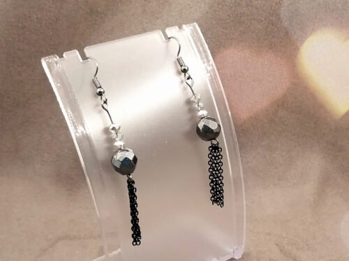 boucles d’oreilles avec des pierres naturelles Hématite à facettes quelques perles en verre à facettes et des petits morceaux de chaîne en acier inoxydable boucles d'oreilles avec des pierres naturelles Hématite à facettes quelques perles en verre à facettes et des petits morceaux de chaîne en acier inoxydable