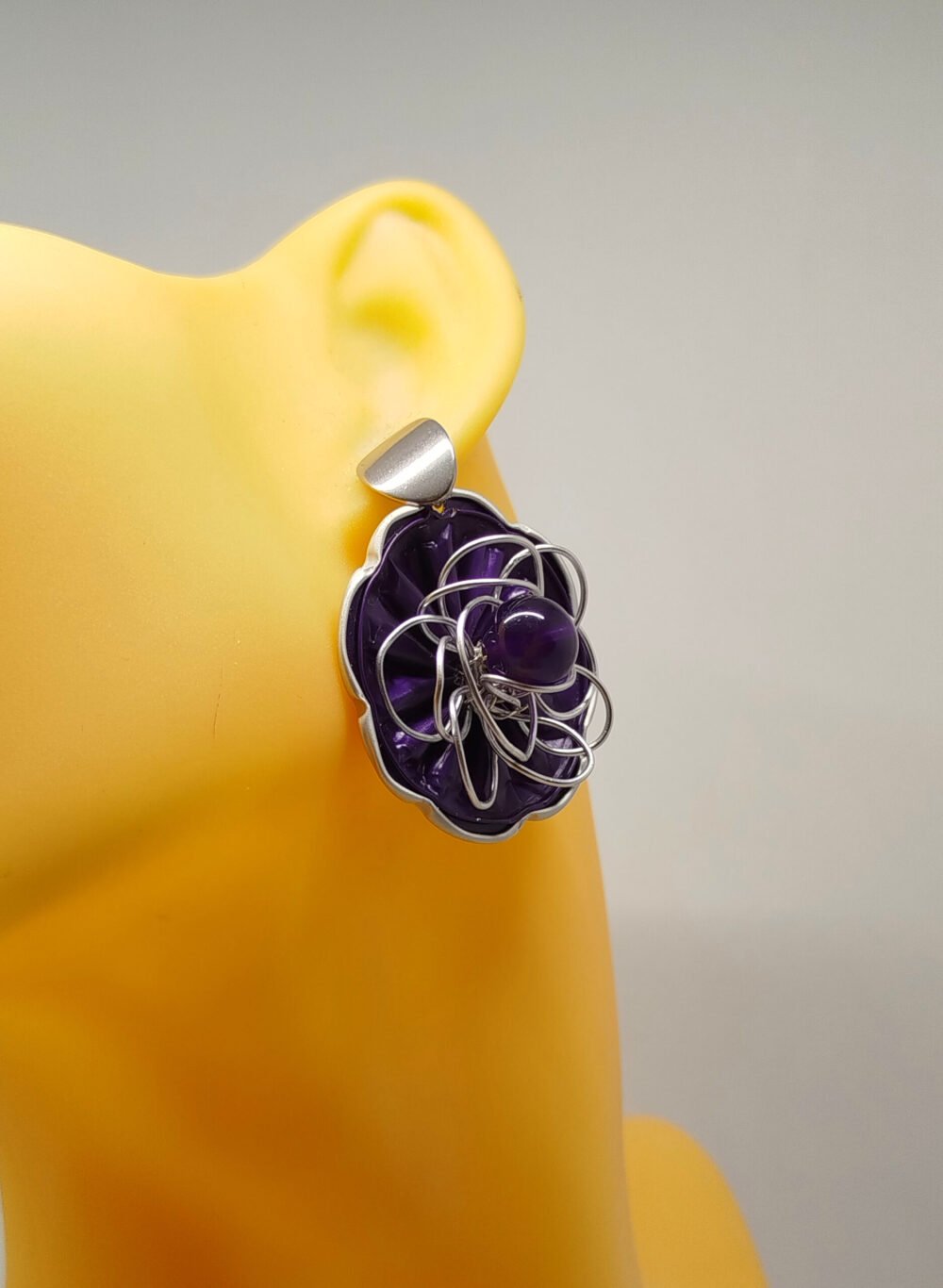 boucles d'oreilles créées avec des capsules de café violet et pierre naturelle améthyste fixées au centre