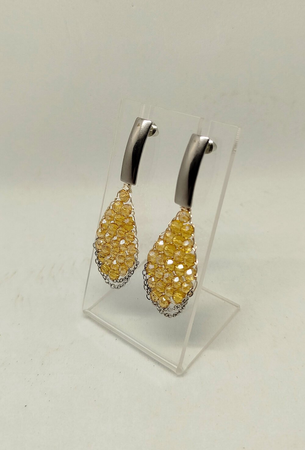 boucles d'oreilles créées avec des perles à facettes couleur champagne et des morceaux de chaîne en acier argenté clous d'oreilles en acier