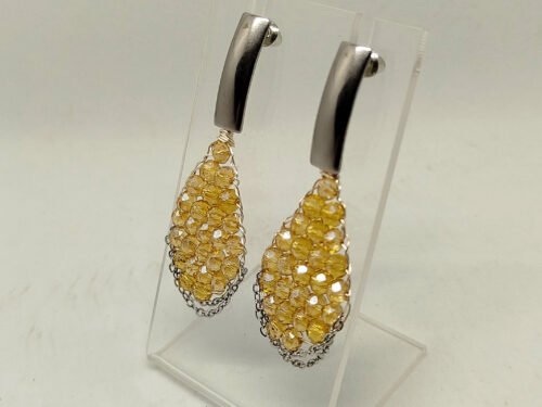 boucles d'oreilles créées avec des perles à facettes couleur champagne et des morceaux de chaîne en acier argenté clous d'oreilles en acier