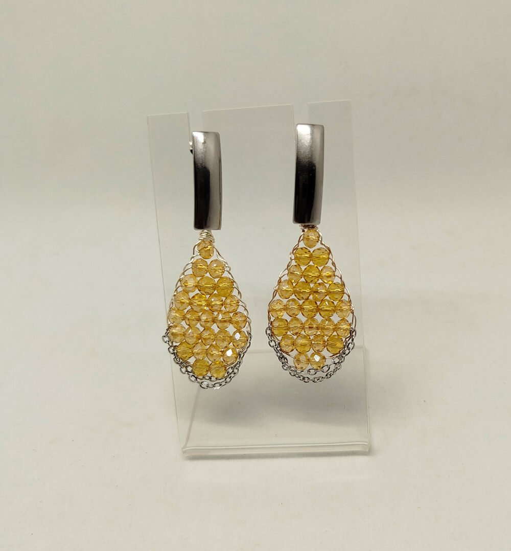 boucles d'oreilles créées avec des perles à facettes couleur champagne et des morceaux de chaîne en acier argenté clous d'oreilles en acier