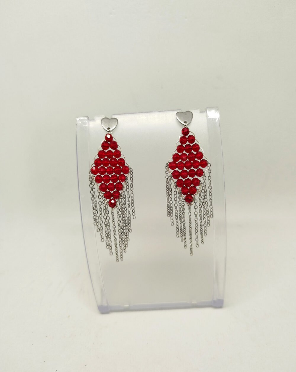 boucles d'oreilles créées avec des perles à facettes rouges et des morceaux de chaîne en acier argenté suspendus clous d'oreillesen acier