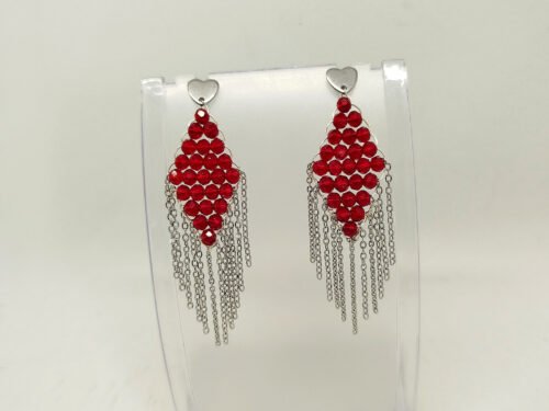 boucles d’oreilles créées avec des perles à facettes rouges et des morceaux de chaîne en acier argenté suspendus clous d’oreillesen acier boucles d'oreilles créées avec des perles à facettes rouges et des morceaux de chaîne en acier argenté suspendus clous d'oreillesen acier