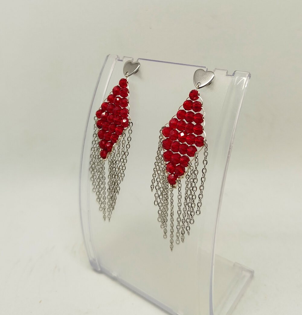 boucles d'oreilles créées avec des perles à facettes rouges et des morceaux de chaîne en acier argenté suspendus clous d'oreilles en acier
