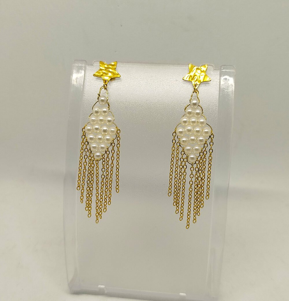 boucles d'oreilles créées avec des perles nacrées en forme de losange avec des morceaux de chaîne dorée montées sur des clous d'oreilles dorées en forme d'étoile bijou fait main