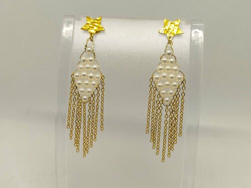 boucles d'oreilles créées avec des perles nacrées en forme de losange avec des morceaux de chaîne dorée montées sur des clous d'oreilles dorées en forme d'étoile bijou fait main