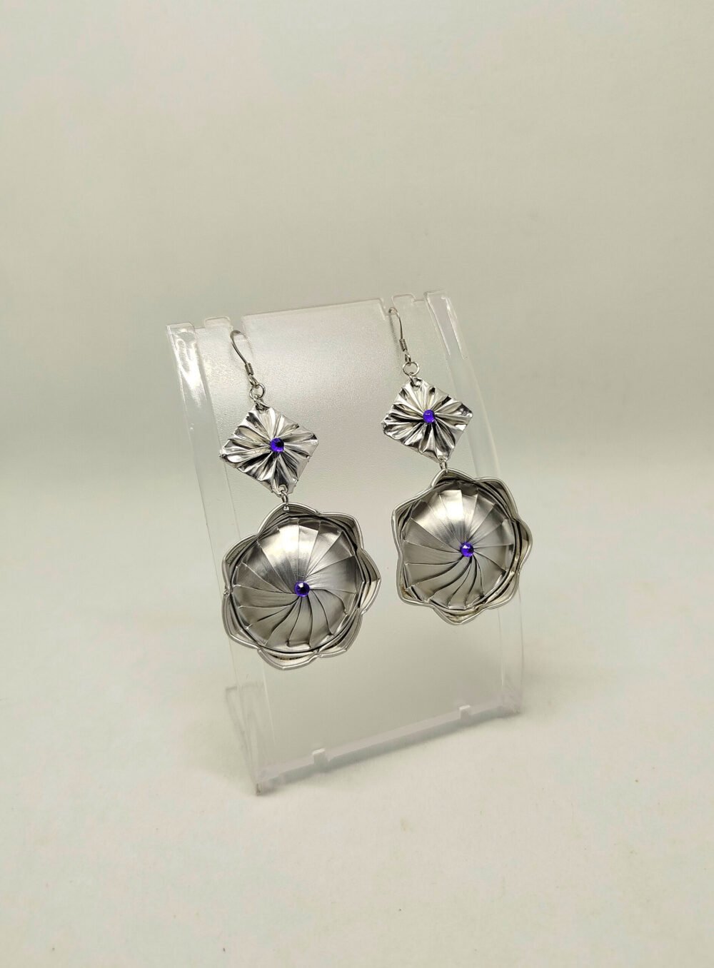 boucles d'oreilles créées en capsules de café argentés et un petit strass violet au centre