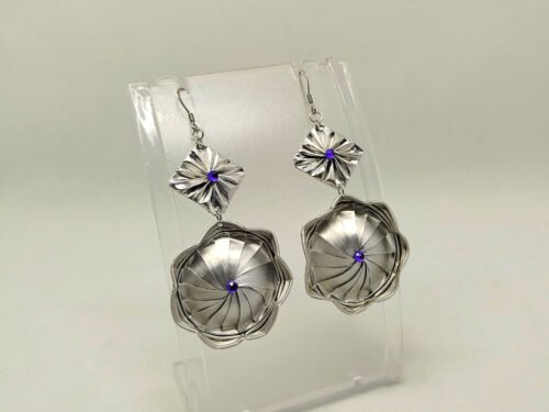 boucles d'oreilles créées en capsules de café argentés et un petit strass violet au centre