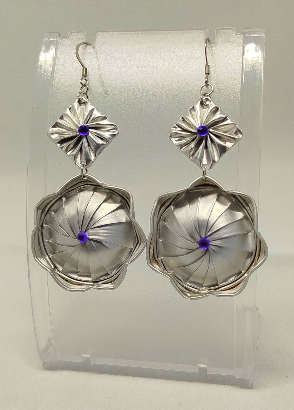 boucles d'oreilles créées en capsules de café argentés et un petit strass violet au centre