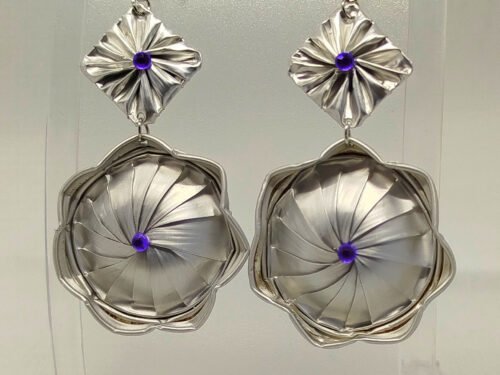 boucles d'oreilles créées en capsules de café argentés et un petit strass violet au centre