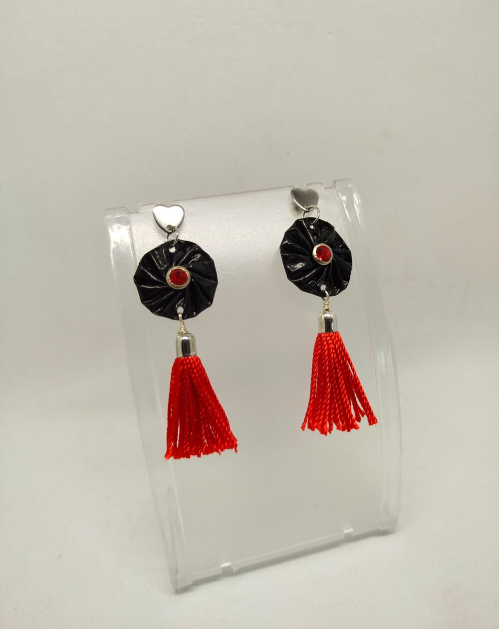 boucles d'oreilles créées en capsules de café avec petit pompon rouge