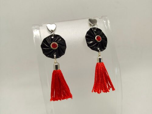 boucles d’oreilles créées en capsules de café avec petit pompon rouge boucles d'oreilles créées en capsules de café avec petit pompon rouge