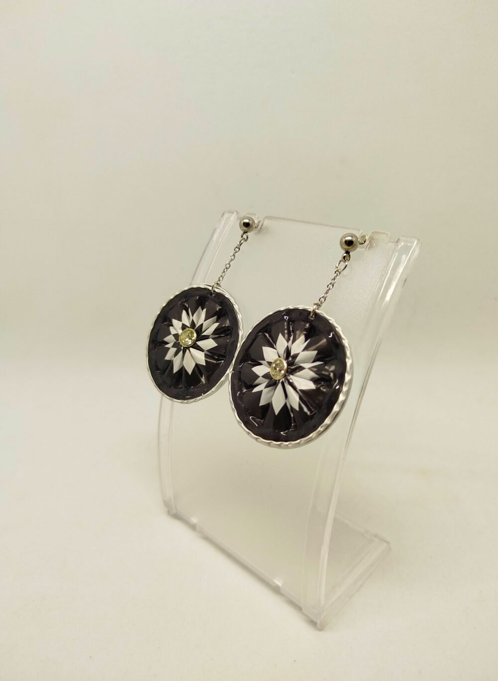 boucles d'oreilles en capsules de café noirs avec petit strass au centre suspendues à des clous d'oreilles hypoallergéniques