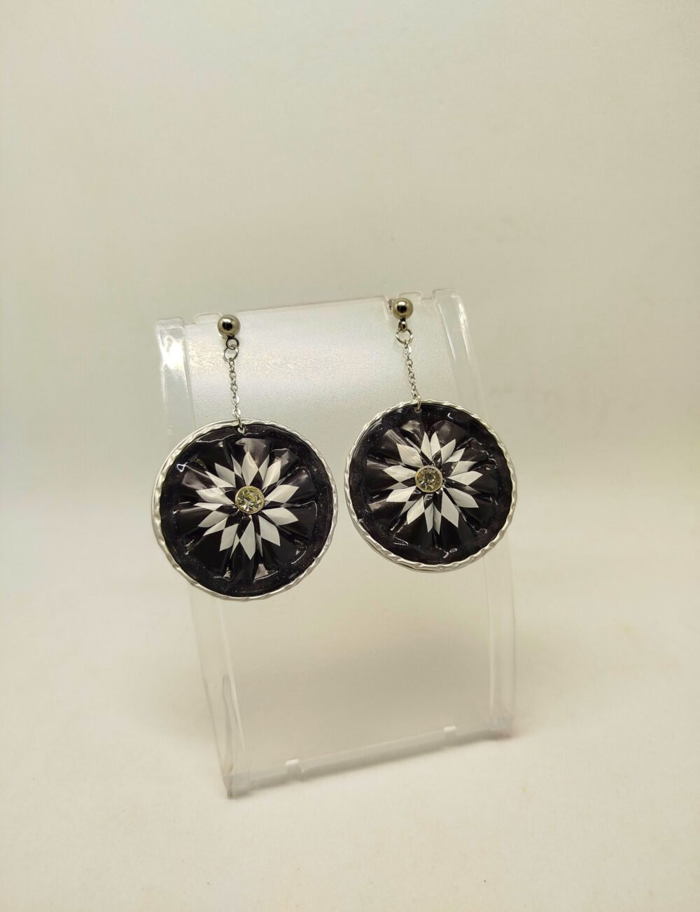 boucles d'oreilles en capsules de café noirs avec petit strass au centre suspendues à des clous d'oreilles hypoallergéniques