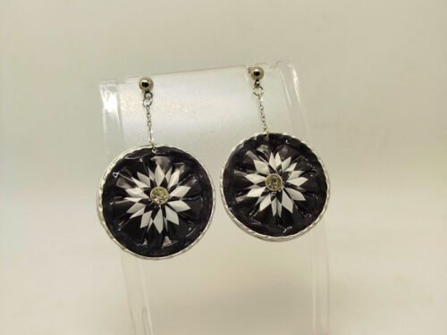 boucles d'oreilles en capsules de café noirs avec petit strass au centre suspendues à des clous d'oreilles hypoallergéniques