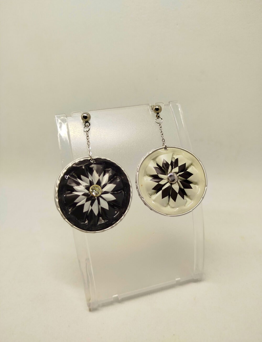 boucles d'oreilles en capsules de café noirs avec petit strass au centre suspendues à des clous d'oreilles hypoallergéniques