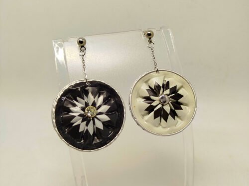 boucles d'oreilles en capsules de café noirs avec petit strass au centre suspendues à des clous d'oreilles hypoallergéniques