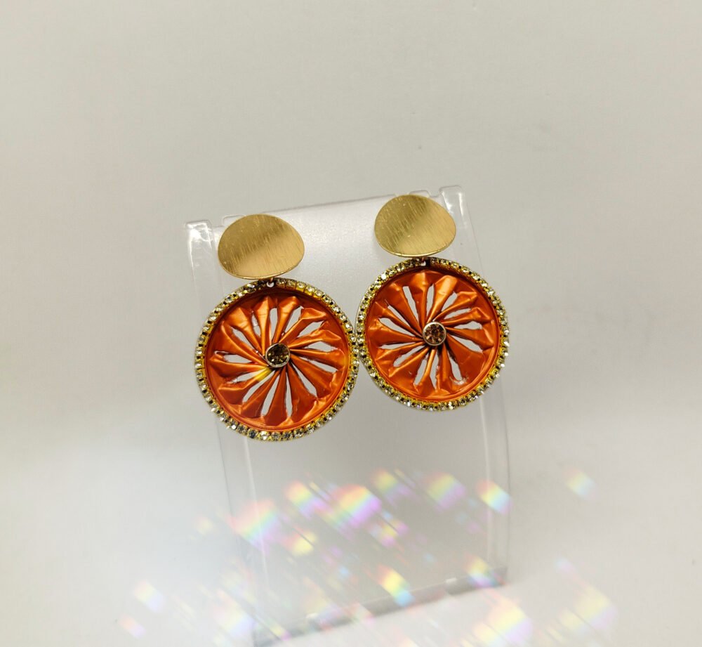 boucles d'oreilles créées en capsules de café orange et strass au centre et une lanière de strass autour avec gros clou d'oreille doré