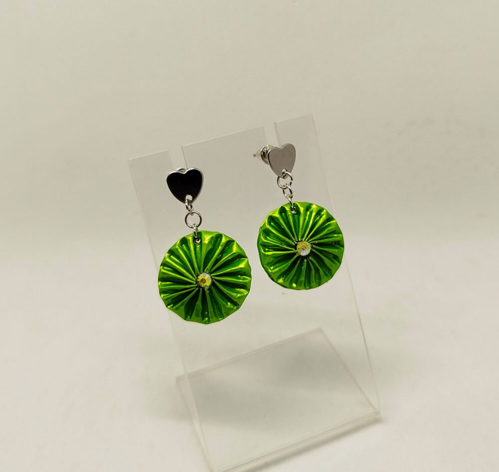 boucles d'oreilles créées en capsules de café vertes petit brillant au centre et avec petites perles clous d'oreilles argenté hypoallergéniques