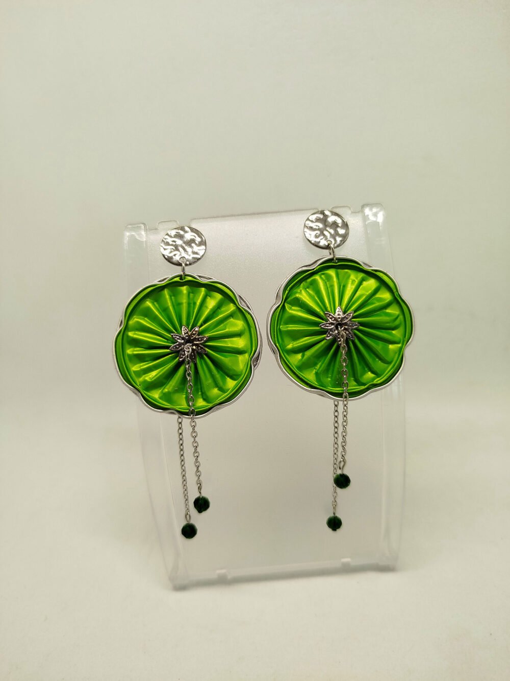 boucles d'oreilles créées en capsules de café vertes petite pétale au centre et chaîne argenté pendant avec petites perles clous d'oreilles argenté hypoallergéniques