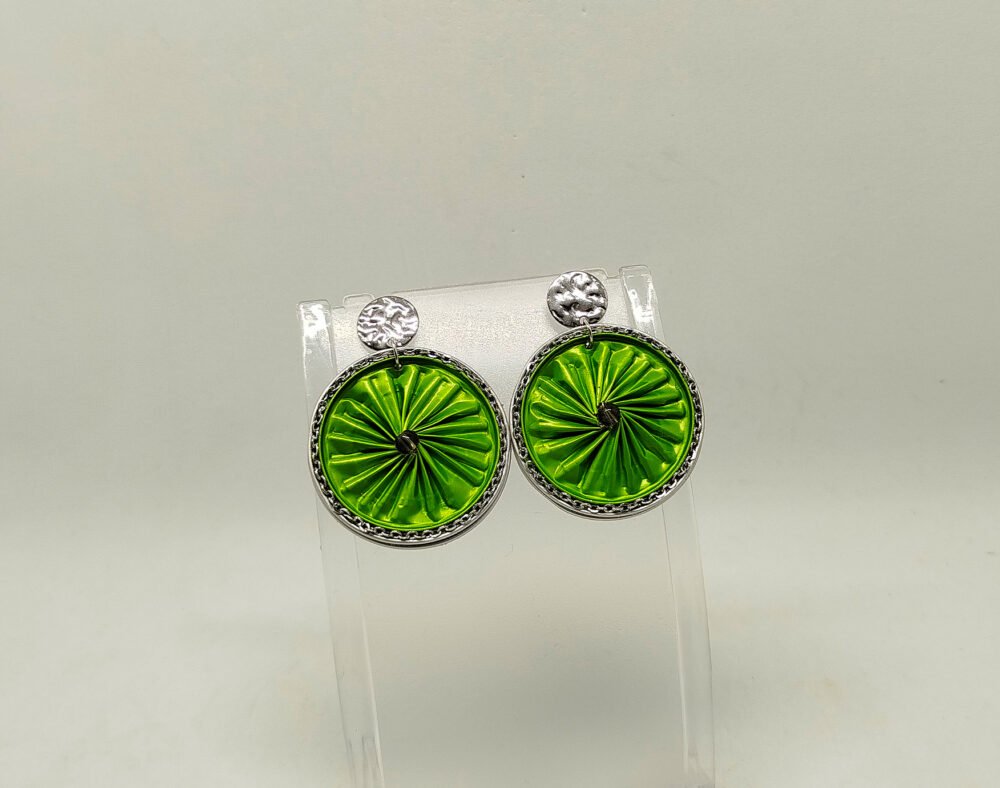 boucles d'oreilles créées en capsules de café vertes petite pierre quartz fumé au centre et chaîne argenté autour clous d'oreilles argenté hypoallergéniques