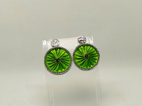 boucles d'oreilles créées en capsules de café vertes petite pierre quartz fumé au centre et chaîne argenté autour clous d'oreilles argenté hypoallergéniques