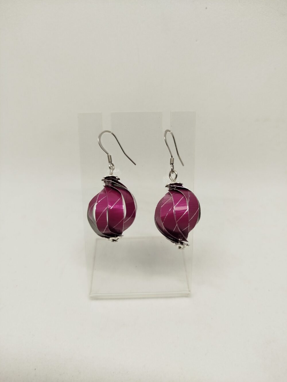 boucles d'oreilles uniques créées en lanières de capsules de café bordeaux qui forment une boule