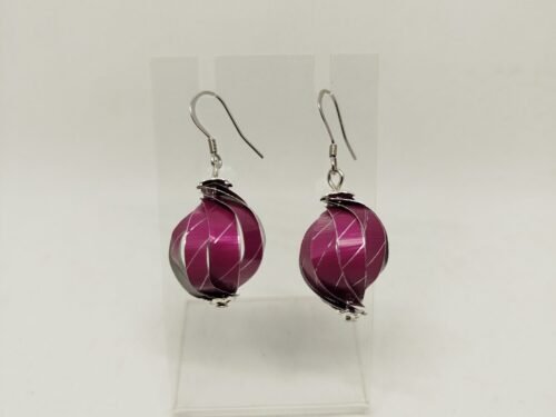 boucles d'oreilles uniques créées en lanières de capsules de café bordeaux qui forment une boule
