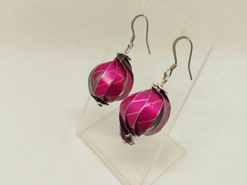 boucles d’oreilles uniques créées en lanières de capsules de café bordeaux qui forment une boule boucles d'oreilles uniques créées en lanières de capsules de café bordeaux qui forment une boule