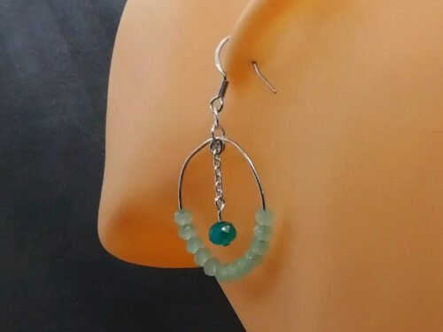 boucles d’oreilles créoles fait main avec des perles à facettes vert clair crochets hypoallergéniques boucles d'oreilles créoles fait main avec des perles à facettes vert clair crochets hypoallergéniques