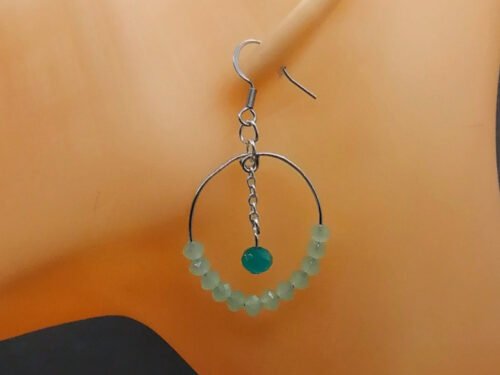 boucles d'oreilles créoles fait main avec des perles à facettes vert clair crochets hypoallergéniques